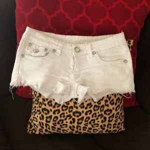 White frayed hem shortie shorts